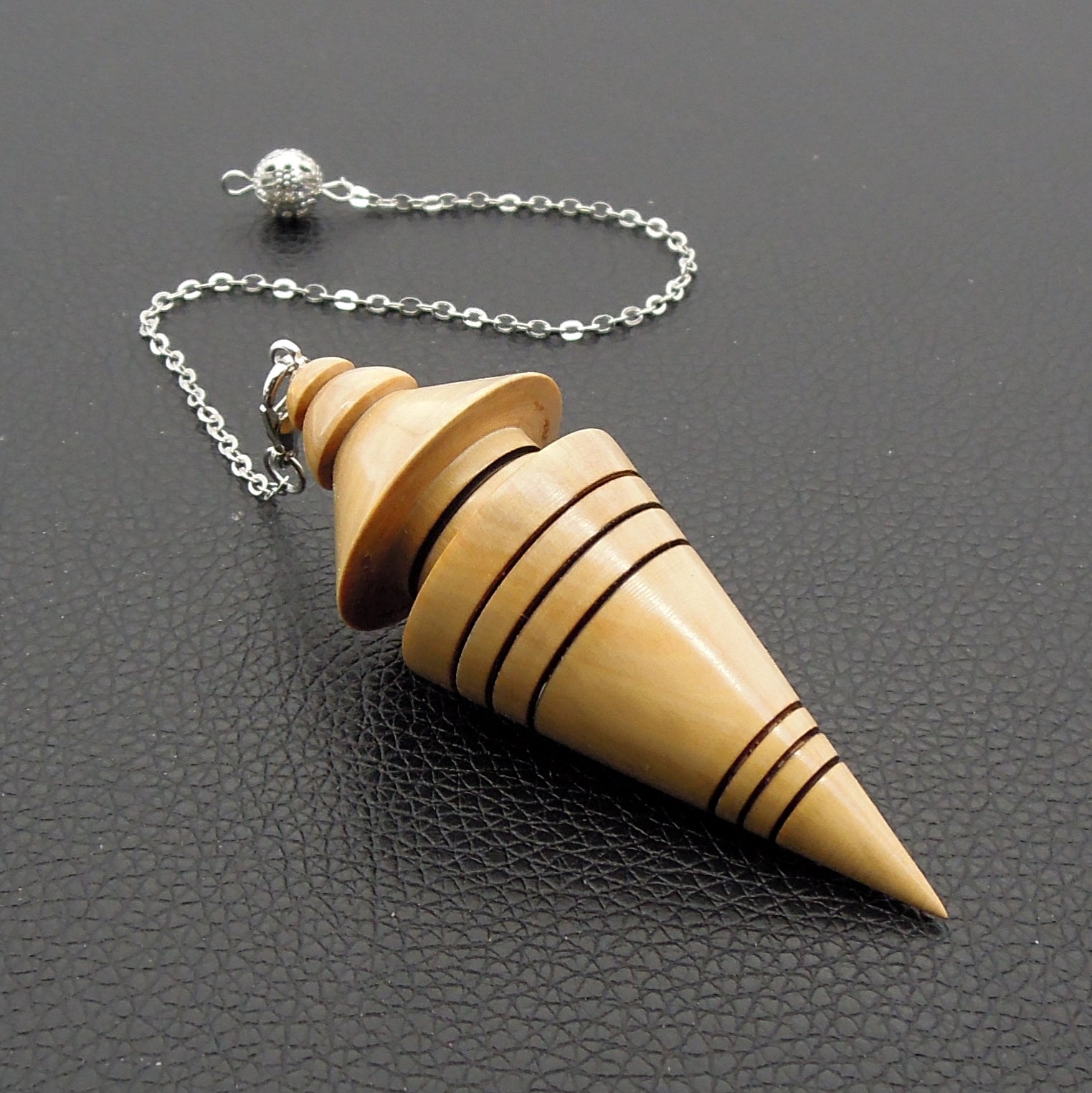 Pendule artisanal de radiesthésie en buis avec chainette.