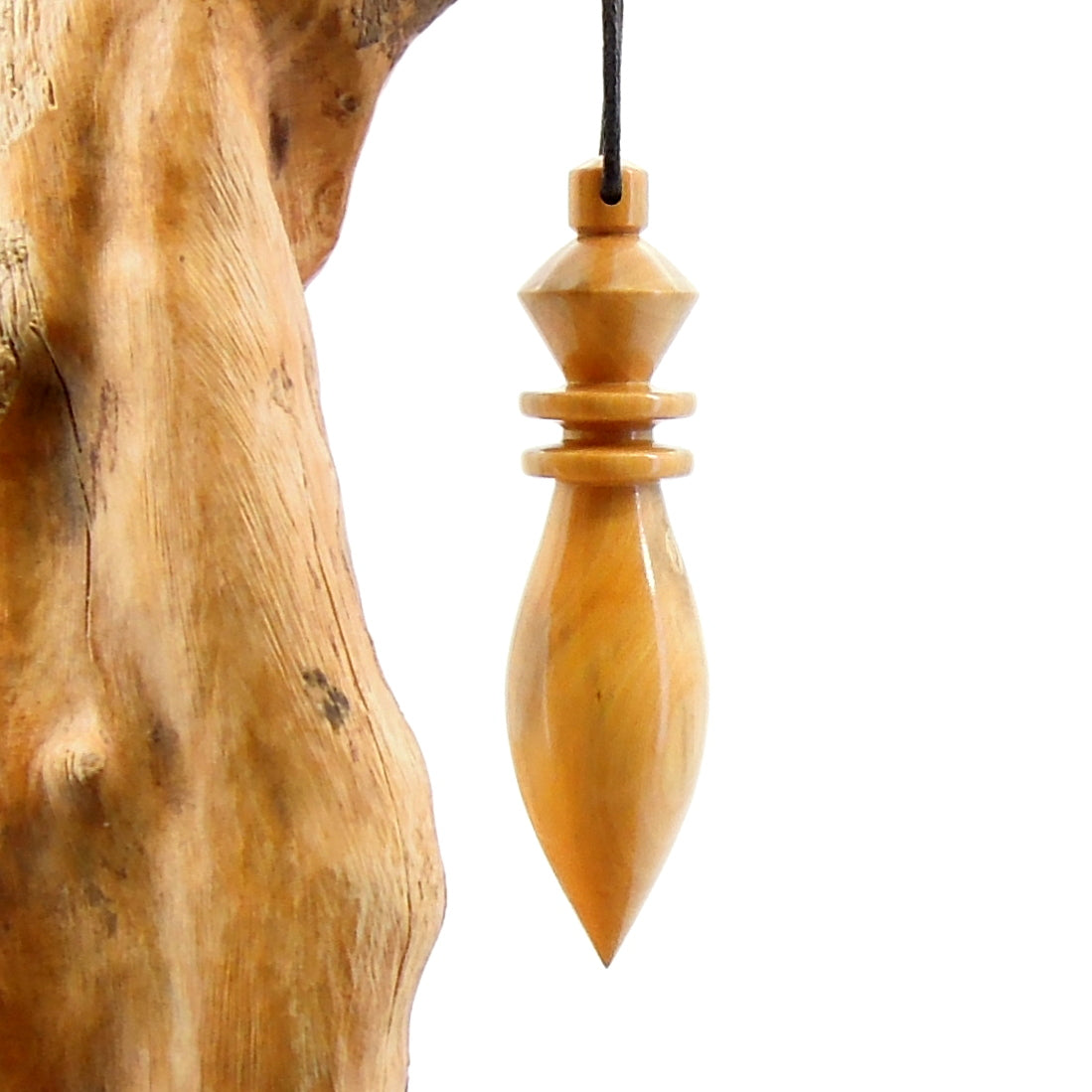 Pendule artisanal de radiesthésie en buis avec oeilleton.