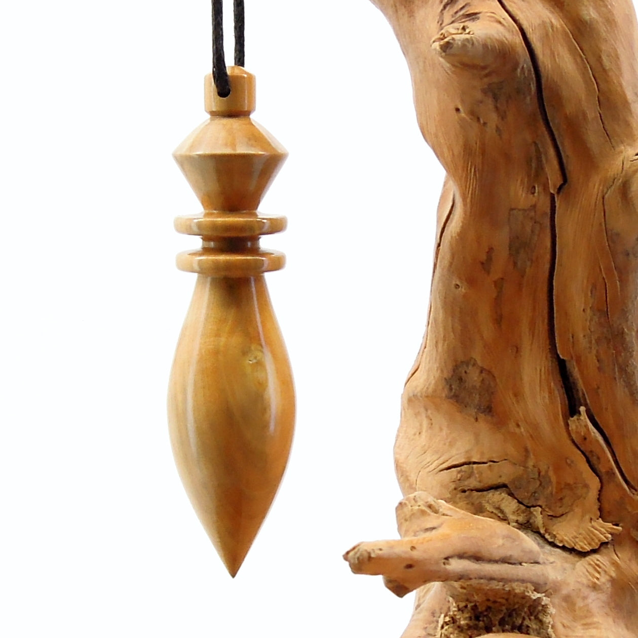 Pendule artisanal de radiesthésie en buis avec oeilleton.