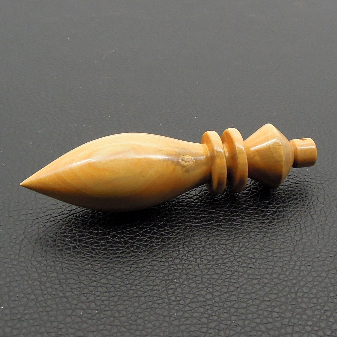 Pendule artisanal de radiesthésie en buis avec oeilleton.