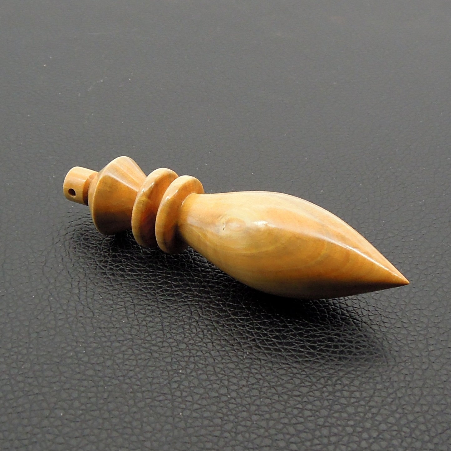 Pendule artisanal de radiesthésie en buis avec oeilleton.