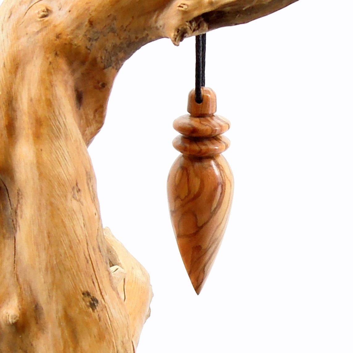 Pendule artisanal divinatoire en olivier avec oeilleton