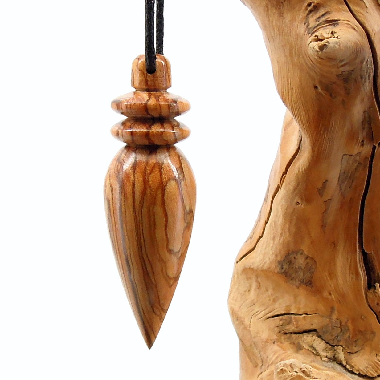 Pendule artisanal divinatoire en olivier avec oeilleton
