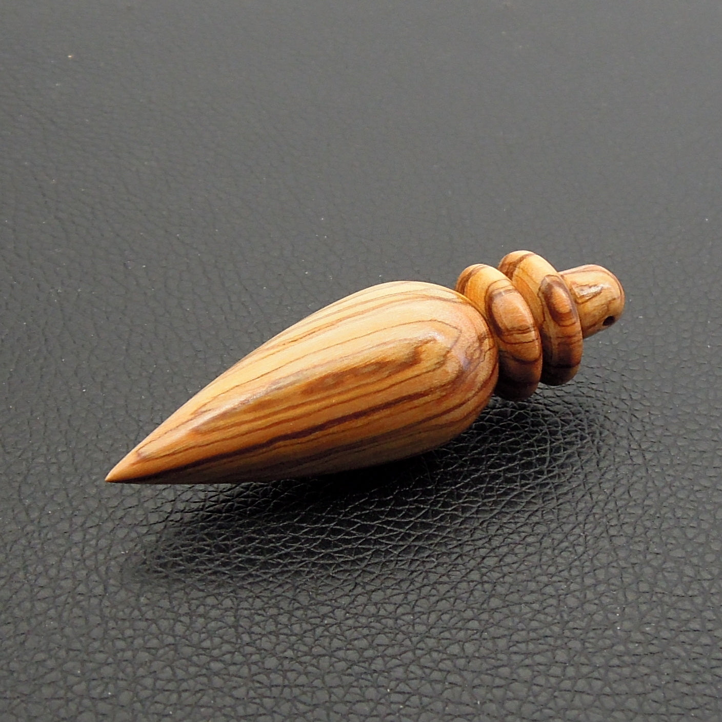 Pendule artisanal divinatoire en olivier avec oeilleton