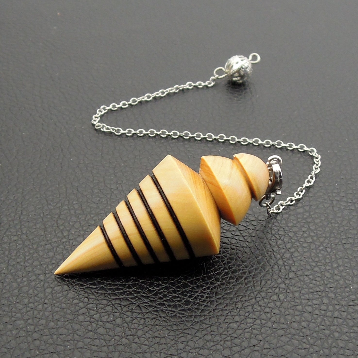 Pendule artisanal de radiesthésie en buis avec chainette.