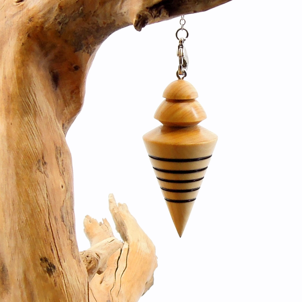 Pendule artisanal de radiesthésie en buis avec chainette.