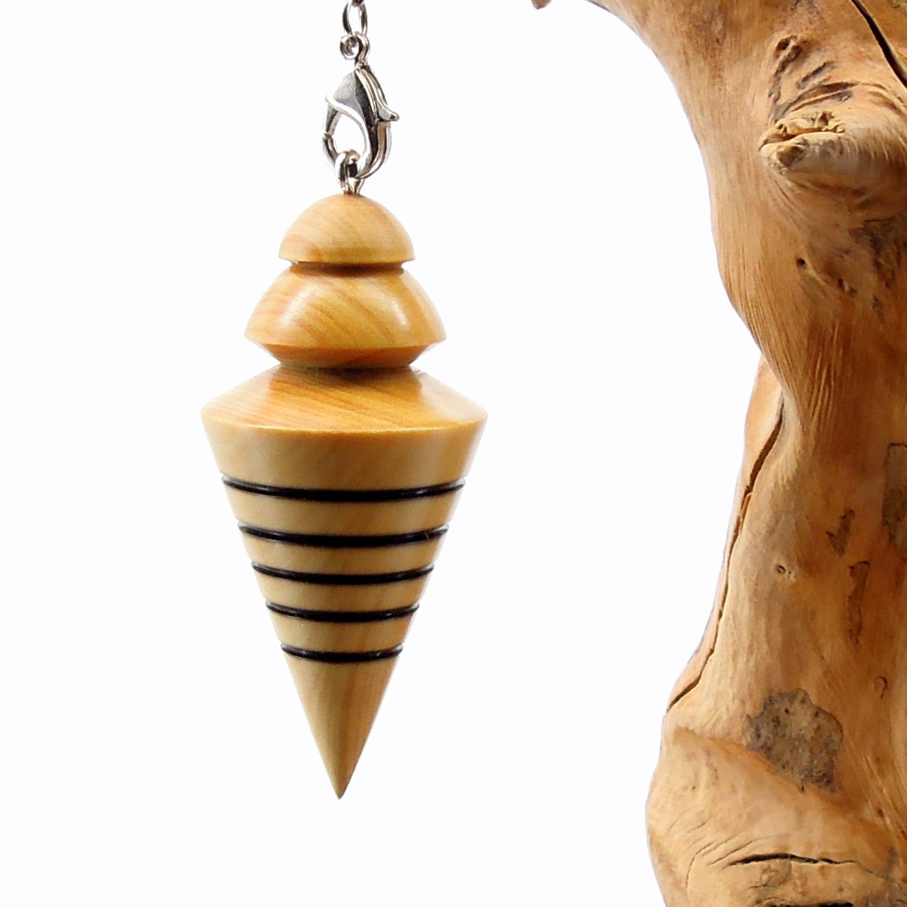 Pendule artisanal de radiesthésie en buis avec chainette.