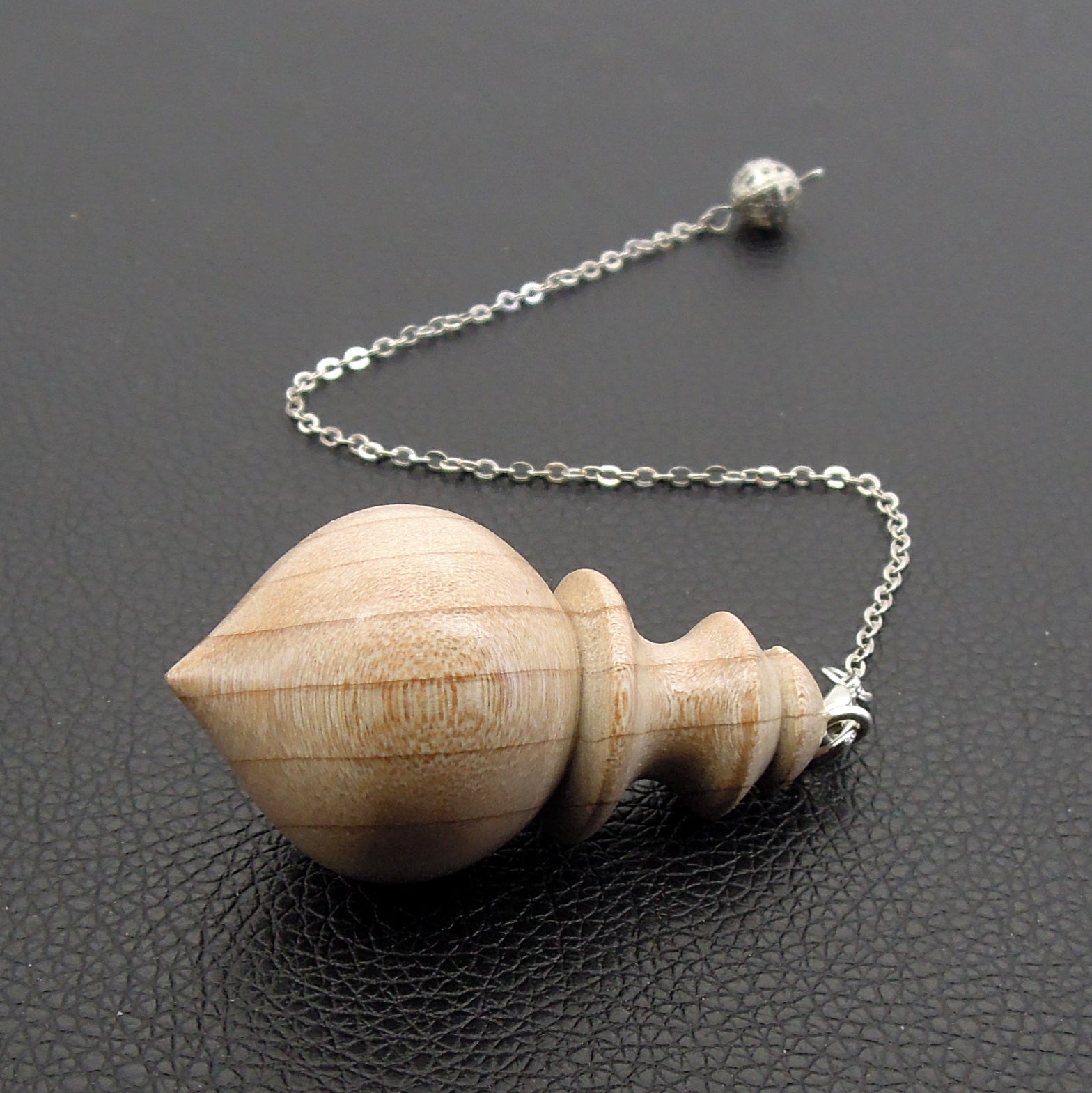 Pendule artisanal de radiesthésie en magnolia avec chainette.