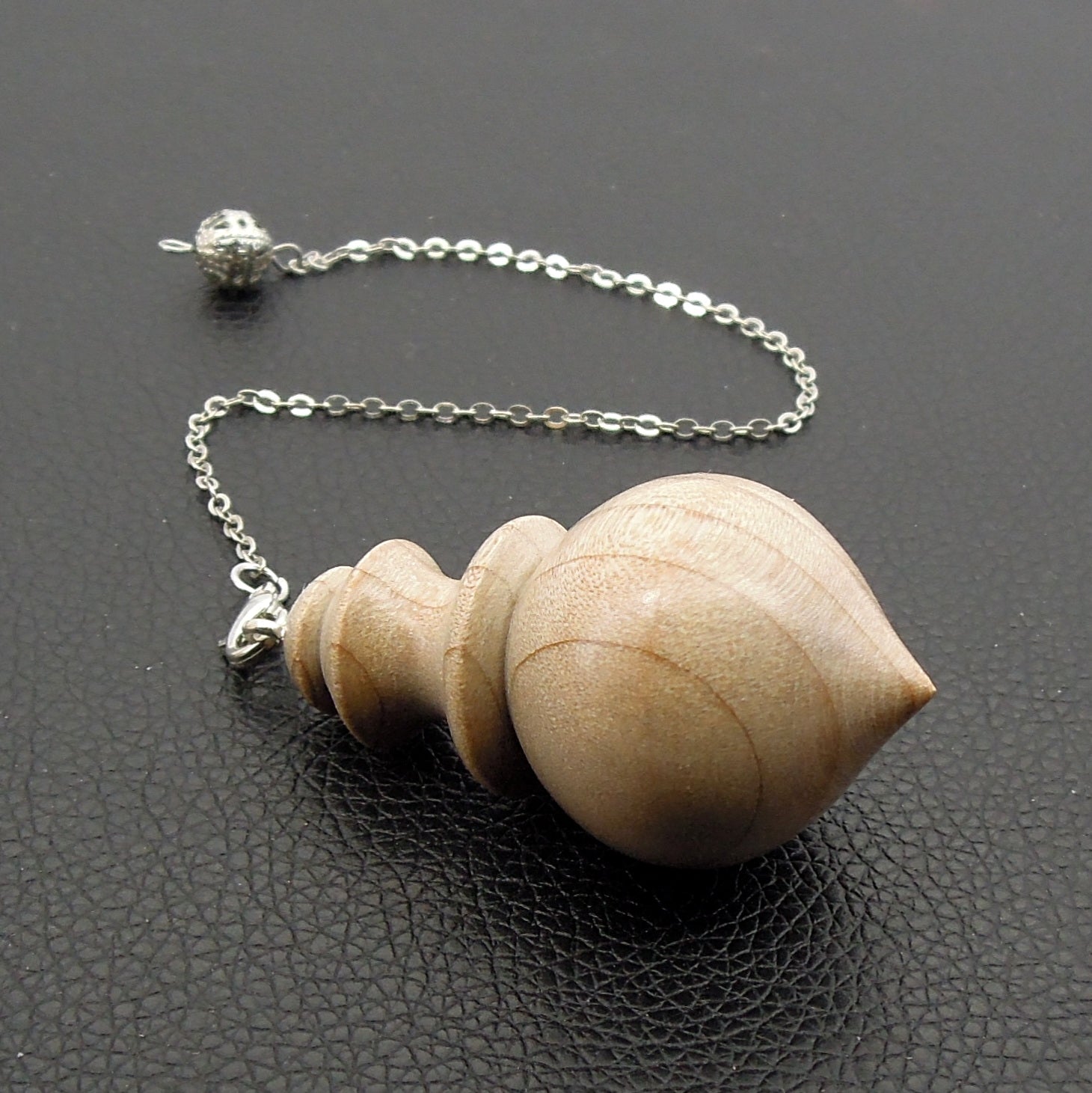 Pendule artisanal de radiesthésie en magnolia avec chainette.