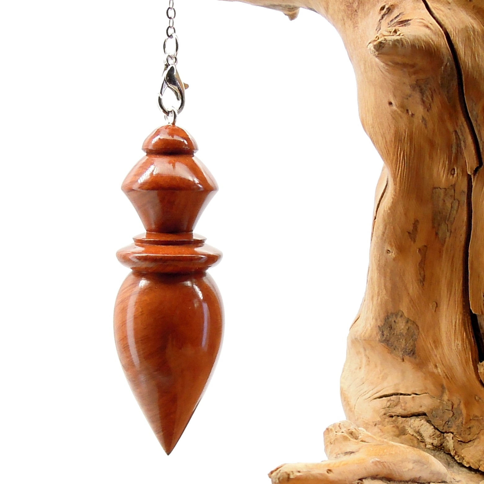 Pendule artisanal de radiesthésie en racine de bruyère avec chainette.