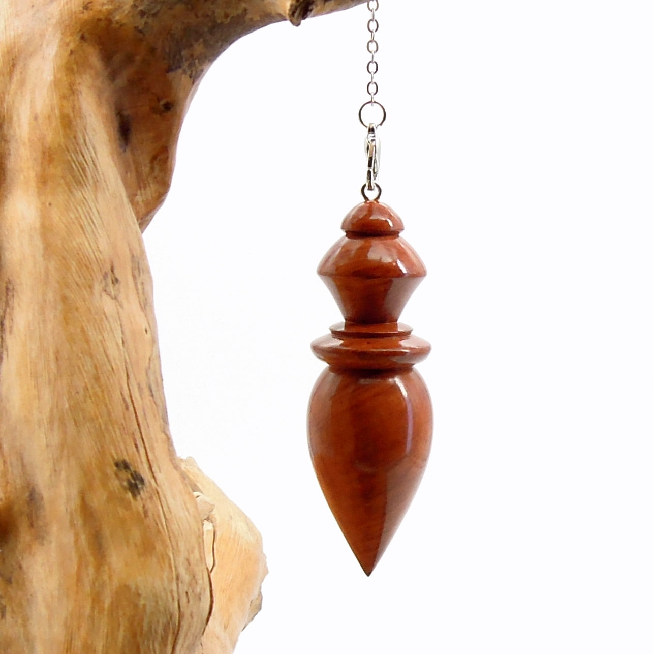 Pendule artisanal de radiesthésie en racine de bruyère avec chainette.