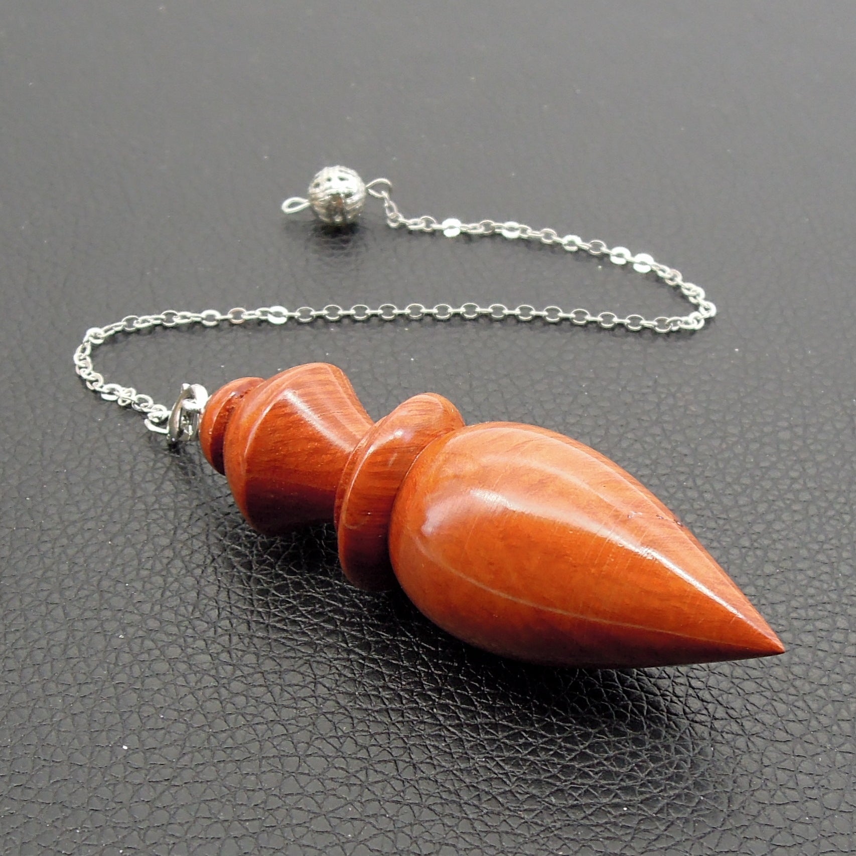 Pendule artisanal de radiesthésie en racine de bruyère avec chainette.