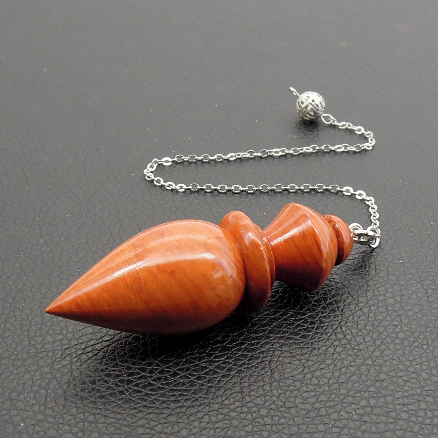 Pendule artisanal de radiesthésie en racine de bruyère avec chainette.