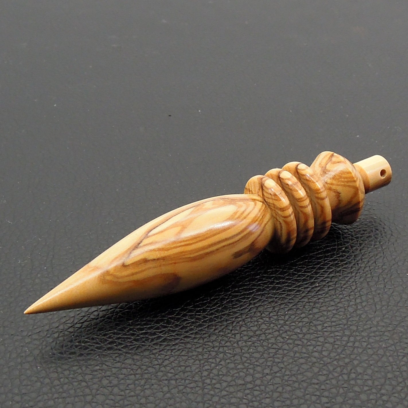 Pendule artisanal divinatoire en olivier avec oeilleton