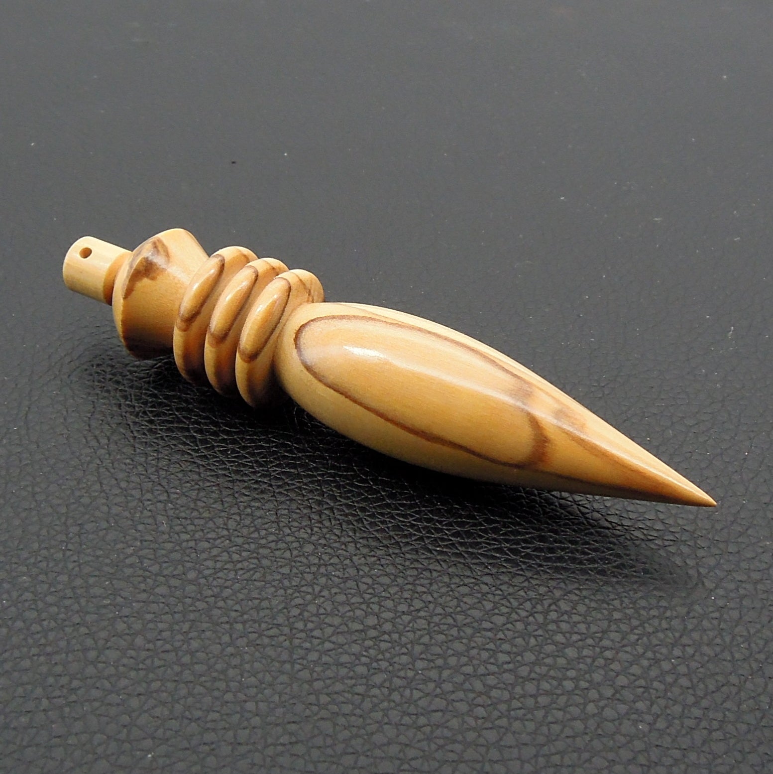 Pendule artisanal divinatoire en olivier avec oeilleton