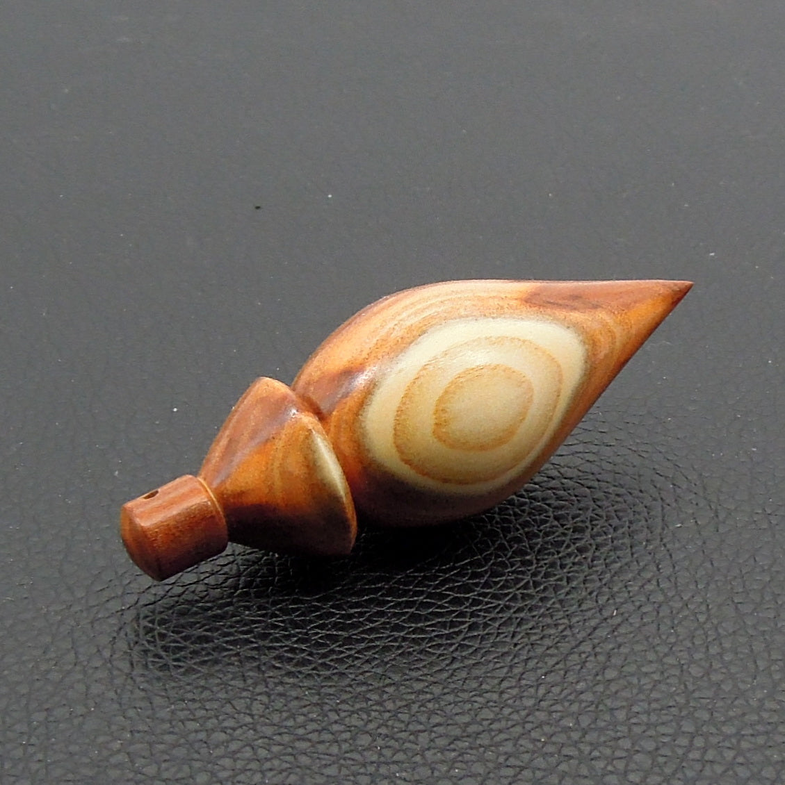 Pendule artisanal de radiesthésie en pêcher avec oeilleton.