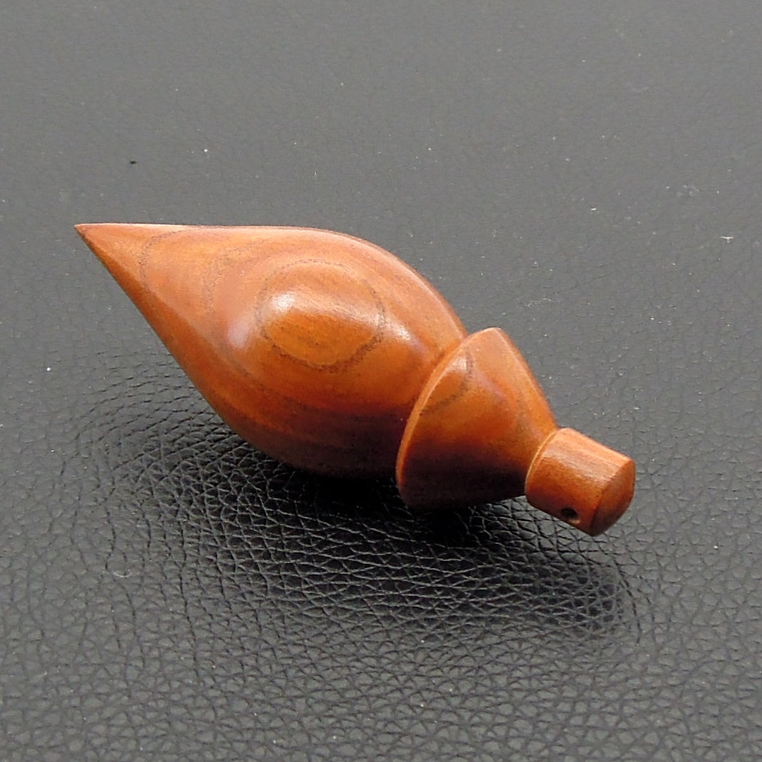 Pendule artisanal de radiesthésie en pêcher avec oeilleton.