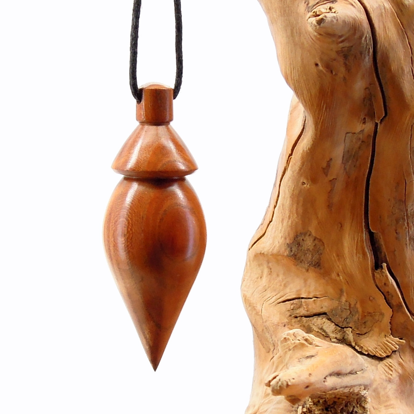 Pendule artisanal de radiesthésie en pêcher avec oeilleton.