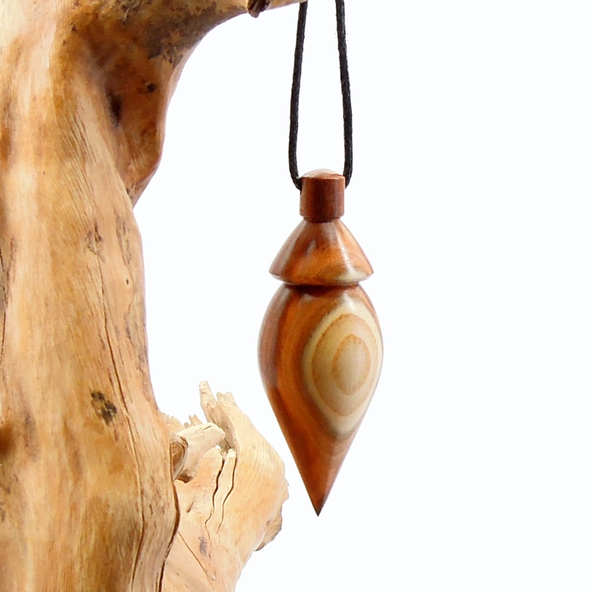 Pendule artisanal de radiesthésie en pêcher avec oeilleton.