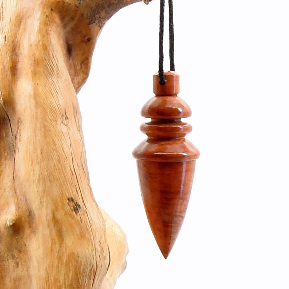 Pendule artisanal divinatoire en racine de bruyère avec oeilleton.