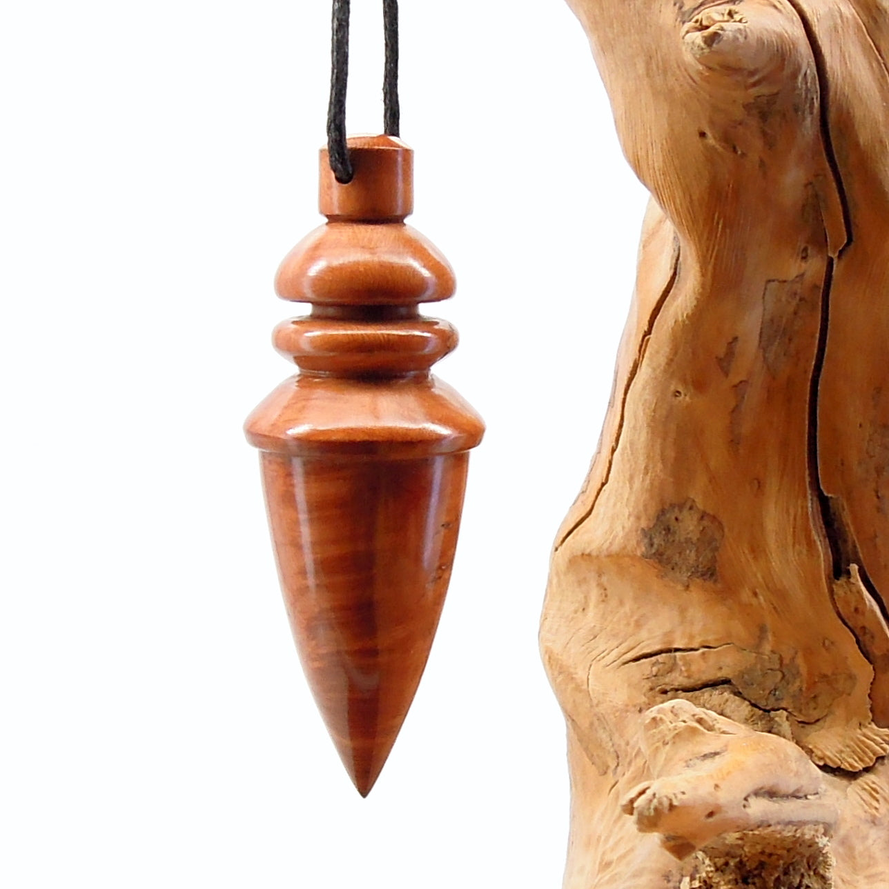 Pendule artisanal divinatoire en racine de bruyère avec oeilleton.