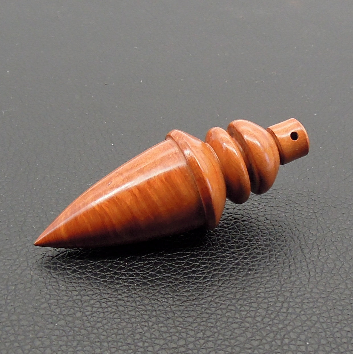 Pendule artisanal divinatoire en racine de bruyère avec oeilleton.