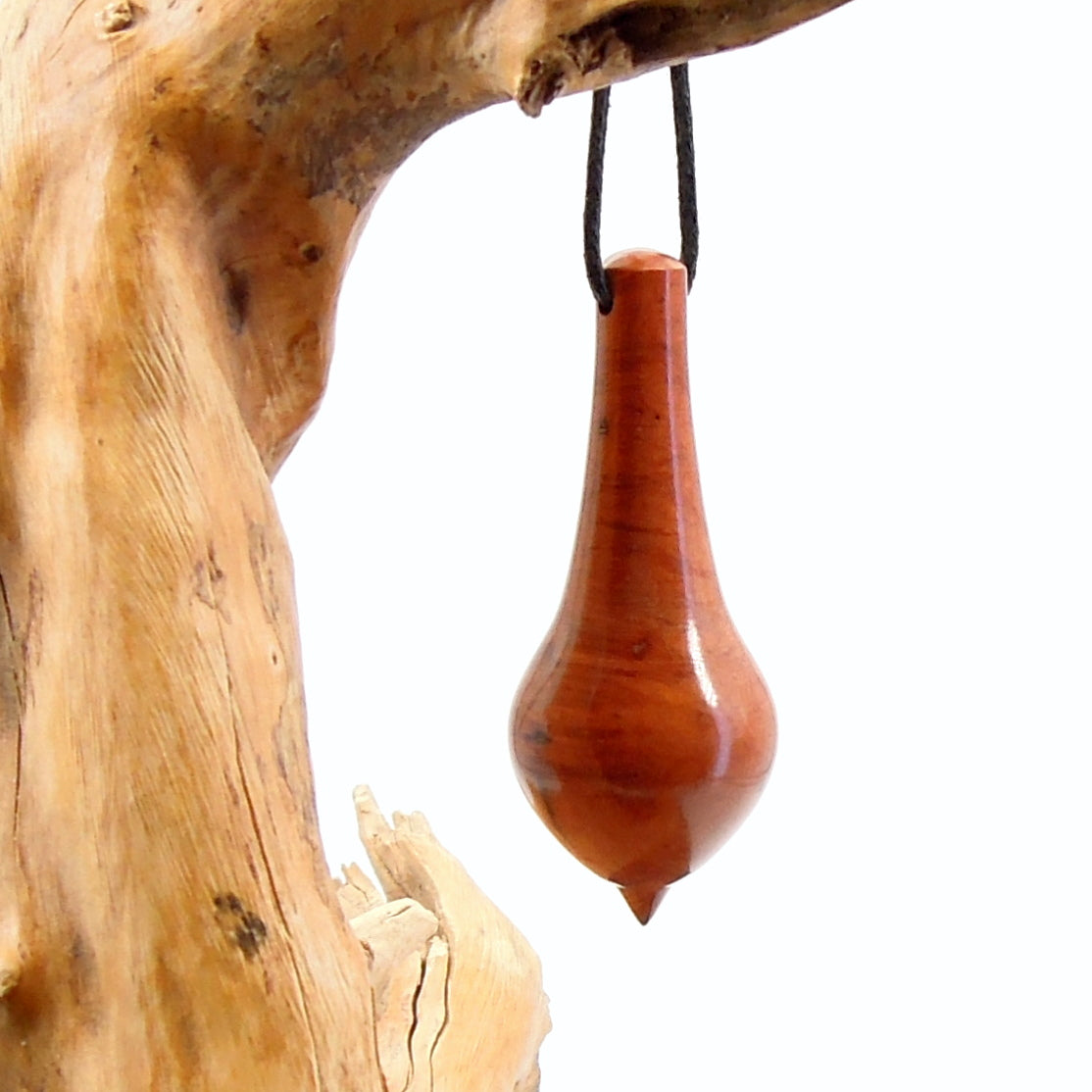 Pendule artisanal divinatoire en racine de bruyère avec oeilleton.
