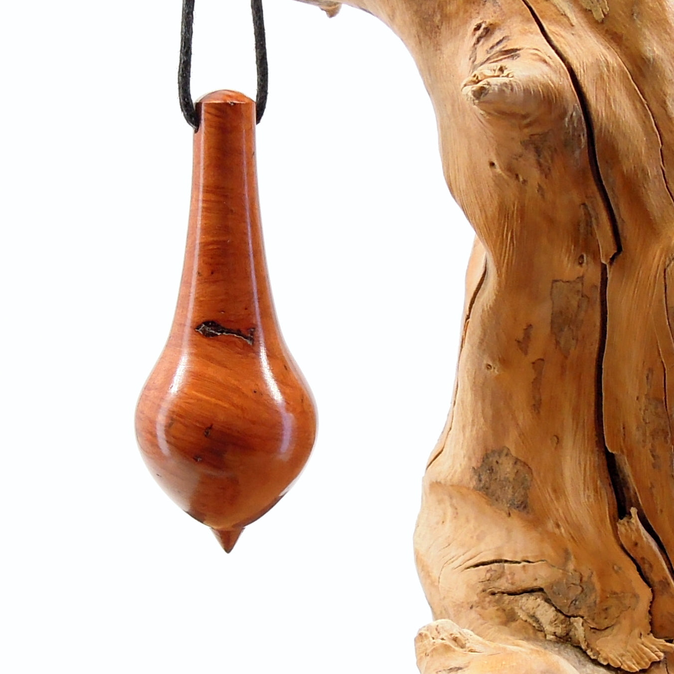 Pendule artisanal divinatoire en racine de bruyère avec oeilleton.