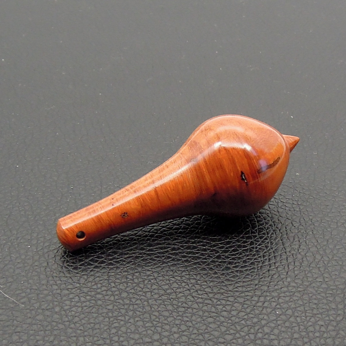 Pendule artisanal divinatoire en racine de bruyère avec oeilleton.