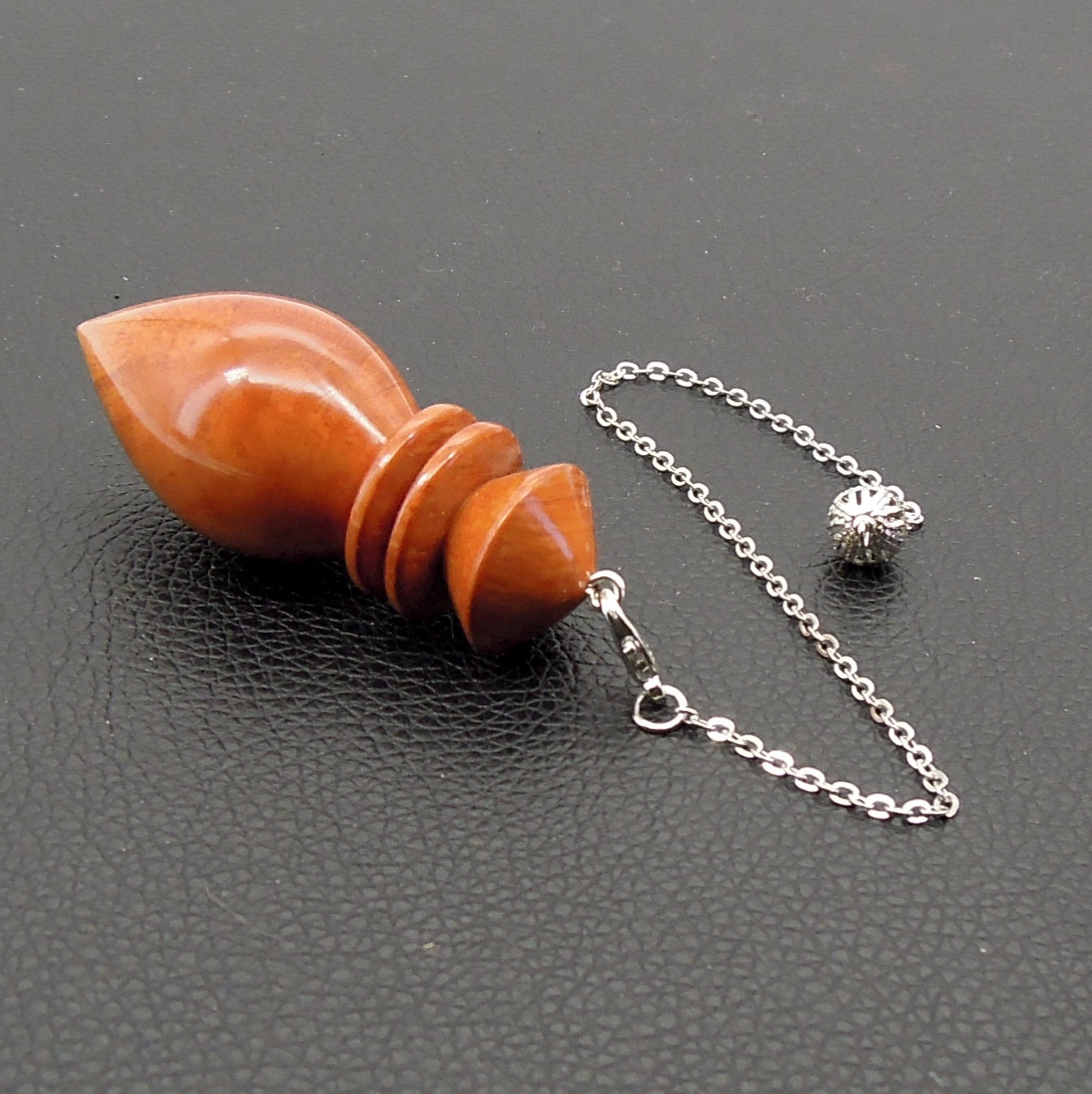 Pendule artisanal de radiesthésie en racine de bruyère avec chainette.