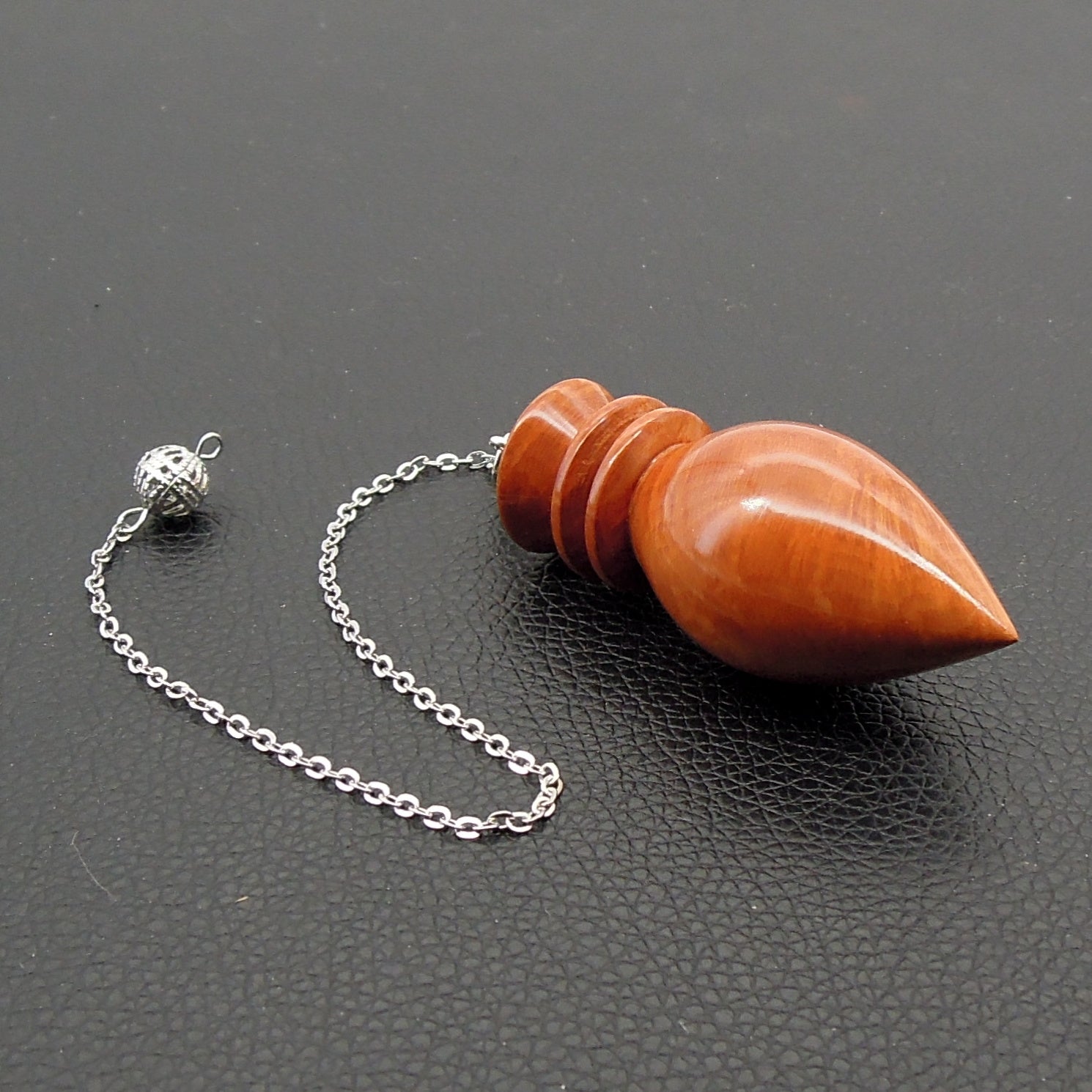 Pendule artisanal de radiesthésie en racine de bruyère avec chainette.