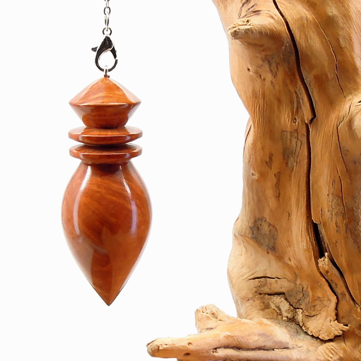 Pendule artisanal de radiesthésie en racine de bruyère avec chainette.