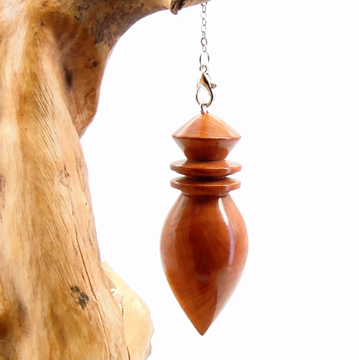 Pendule artisanal de radiesthésie en racine de bruyère avec chainette.