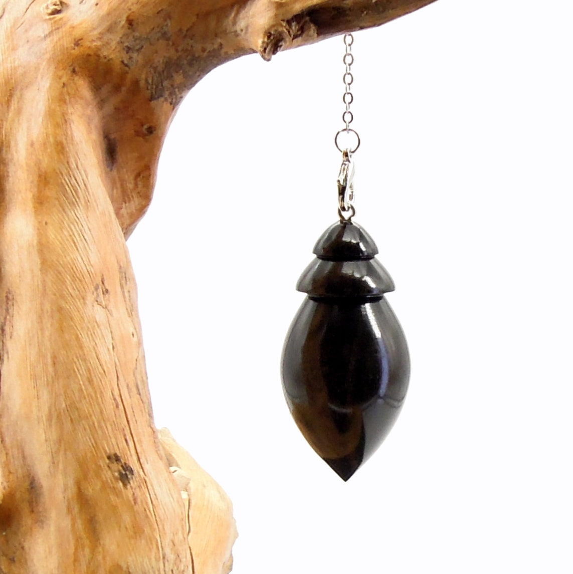Pendule artisanal de radiesthésie en ébène avec chainette.