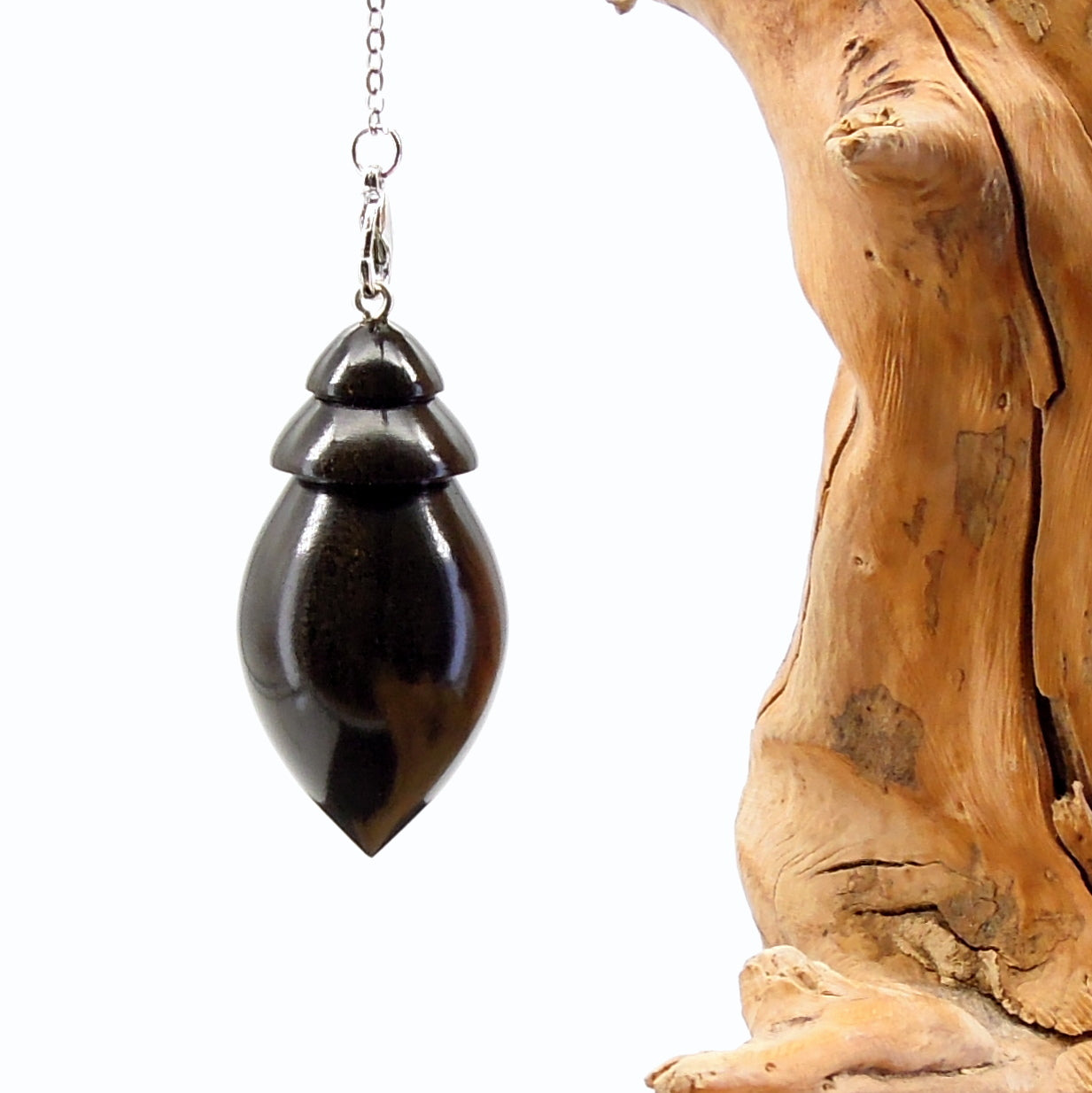 Pendule artisanal de radiesthésie en ébène avec chainette.