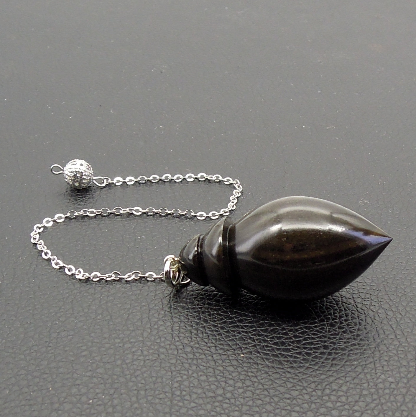 Pendule artisanal de radiesthésie en ébène avec chainette.