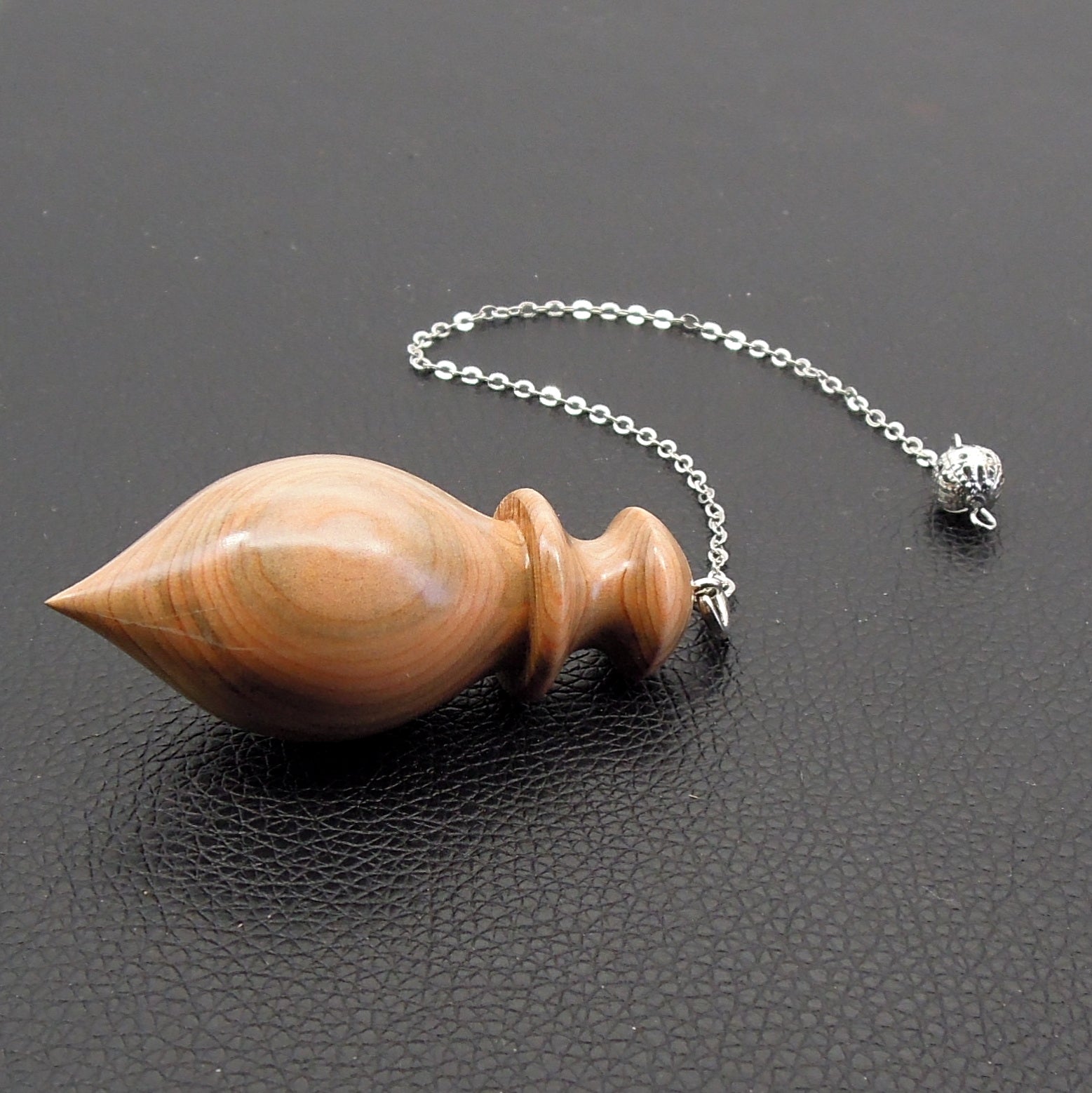 Pendule artisanal de radiesthésie en cade avec chainette.