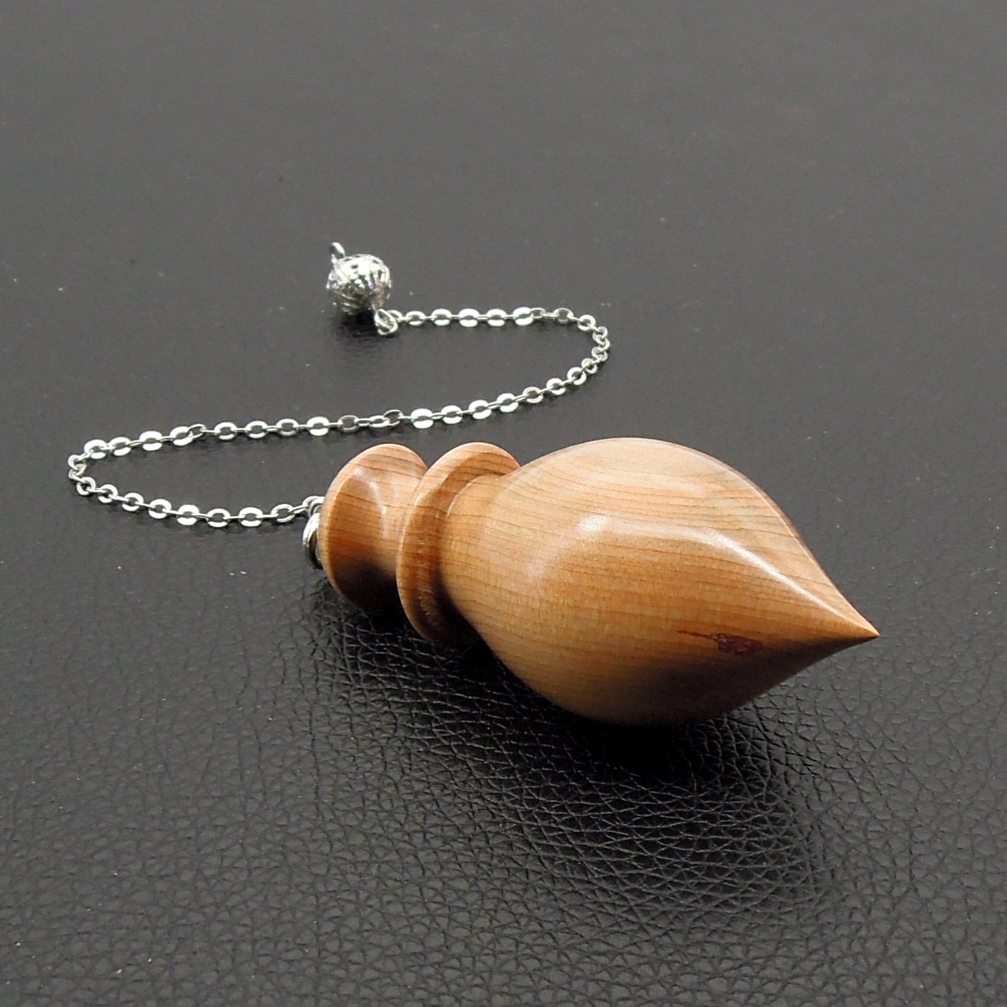 Pendule artisanal de radiesthésie en cade avec chainette.