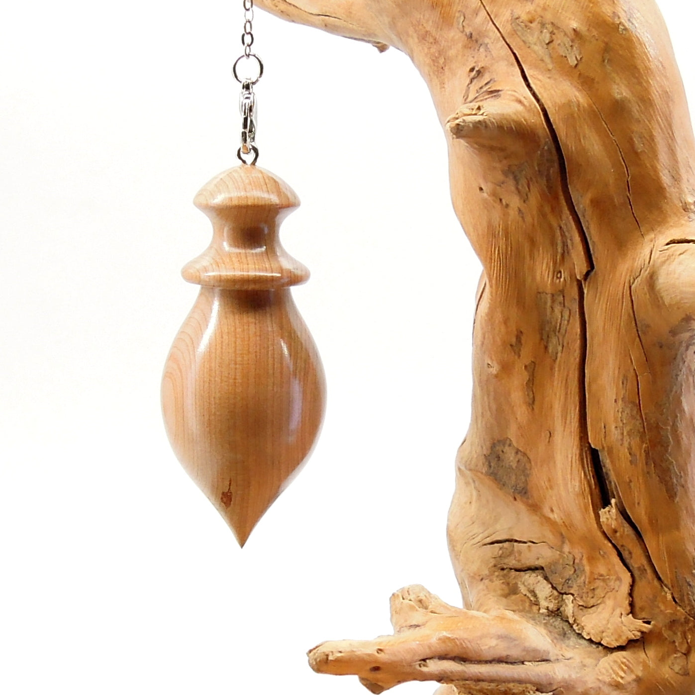 Pendule artisanal de radiesthésie en cade avec chainette.