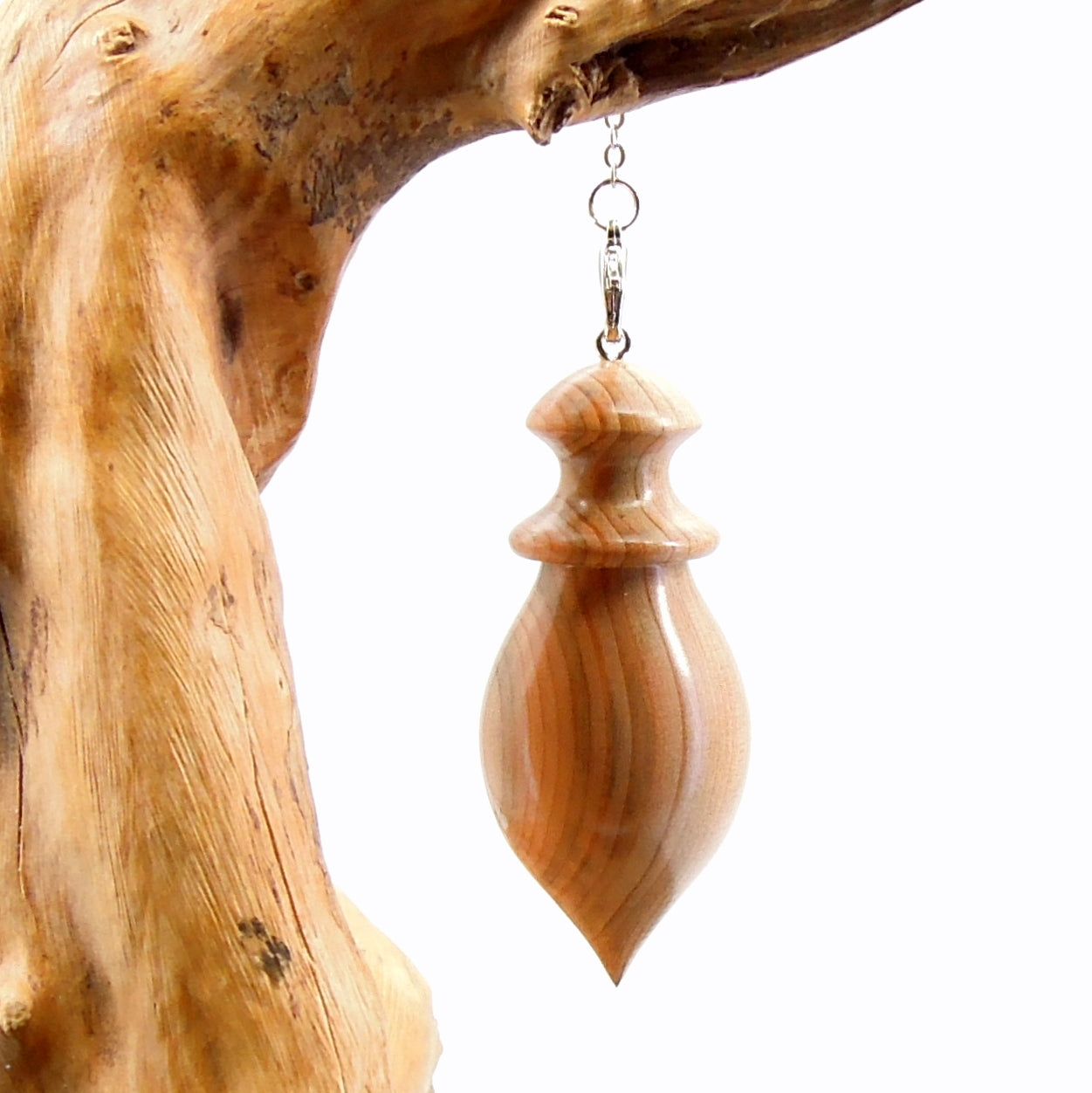 Pendule artisanal de radiesthésie en cade avec chainette.