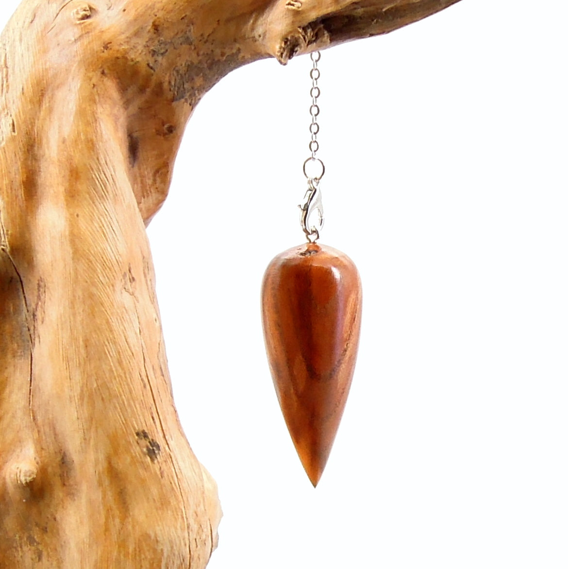 Pendule artisanal de radiesthésie en pêcher avec chainette.