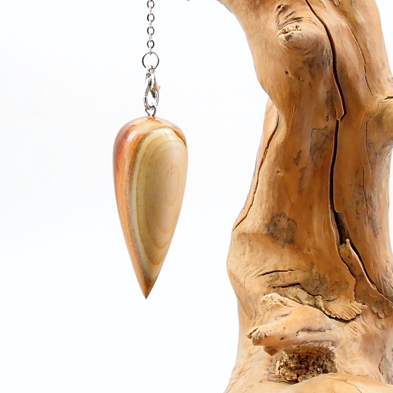 Pendule artisanal de radiesthésie en pêcher avec chainette.