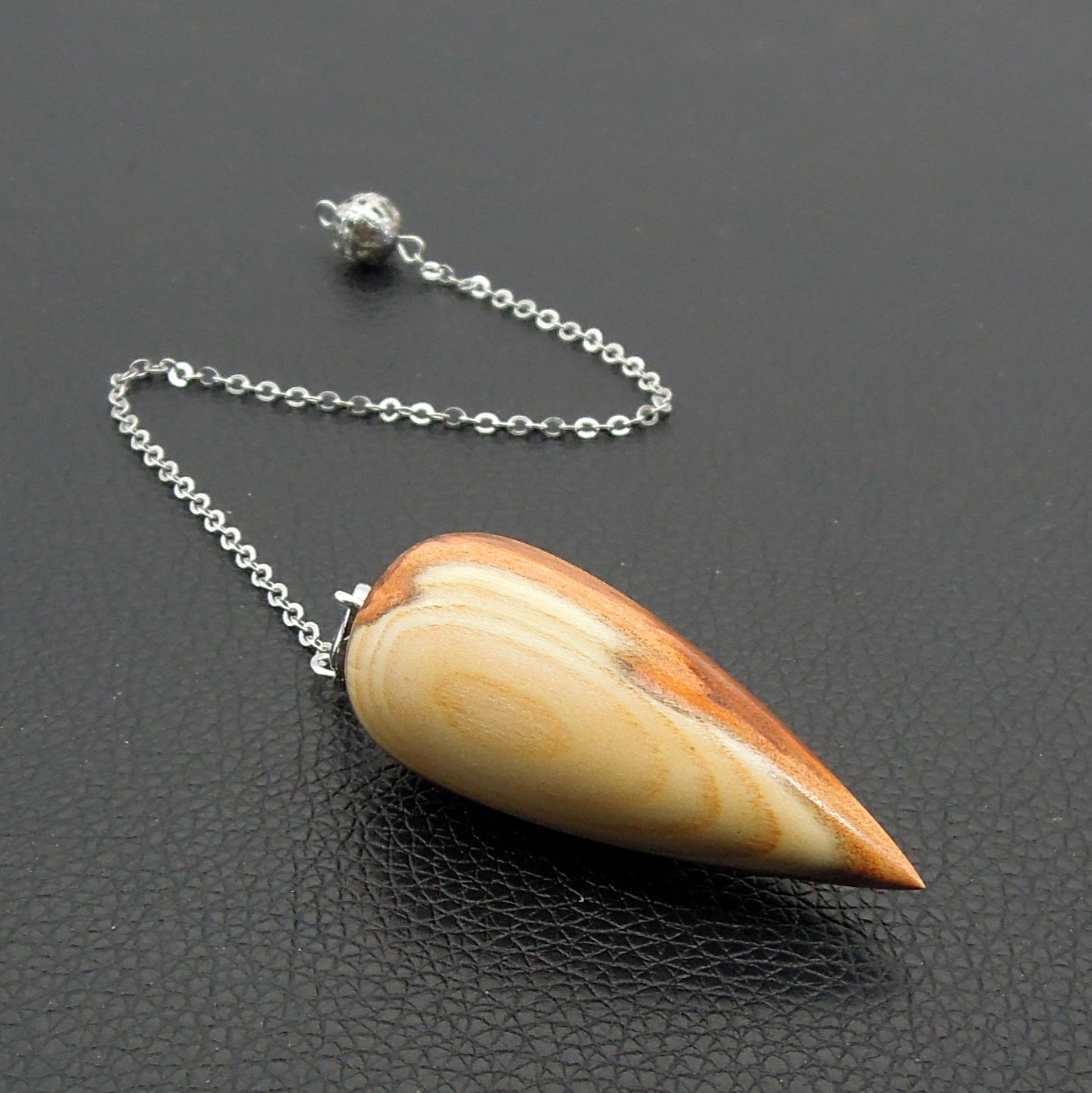 Pendule artisanal de radiesthésie en pêcher avec chainette.