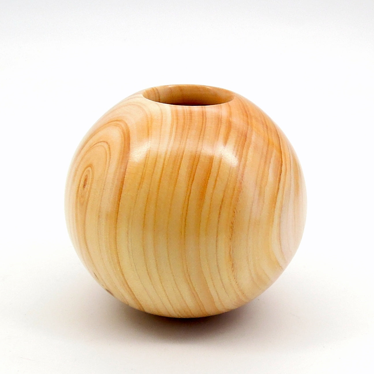 Pot en cyprès.