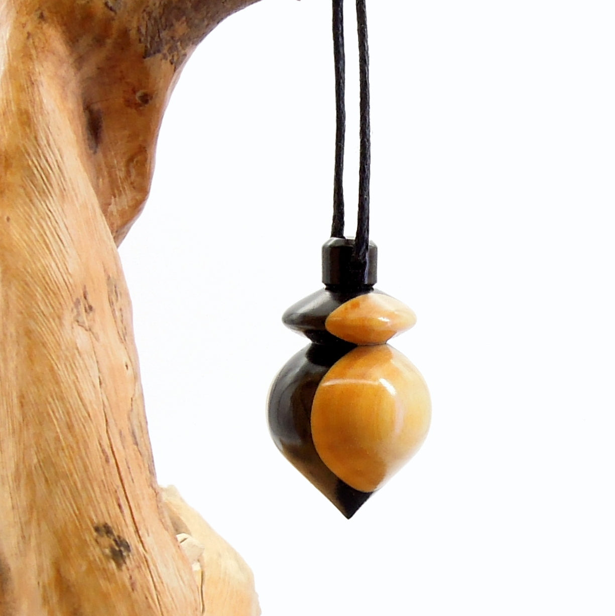 Pendule artisanal divinatoire en buis et ébène avec oeilleton