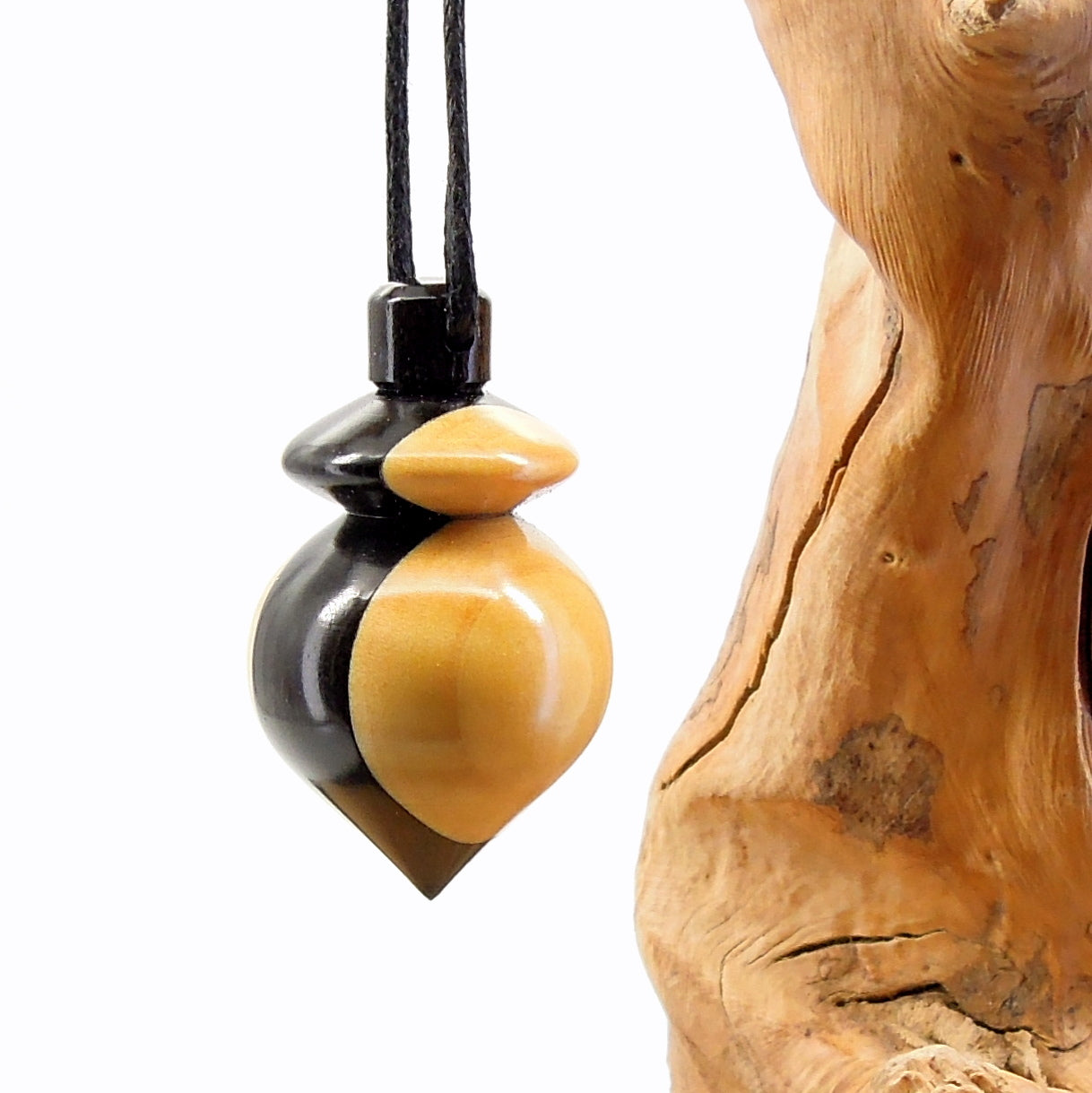 Pendule artisanal divinatoire en buis et ébène avec oeilleton