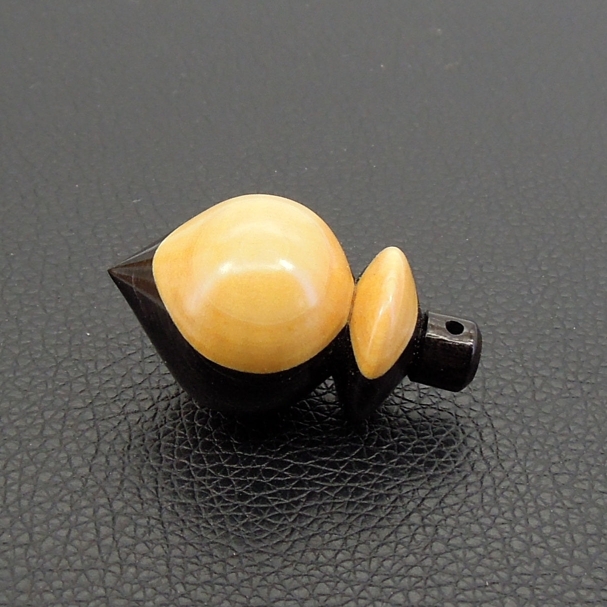 Pendule artisanal divinatoire en buis et ébène avec oeilleton