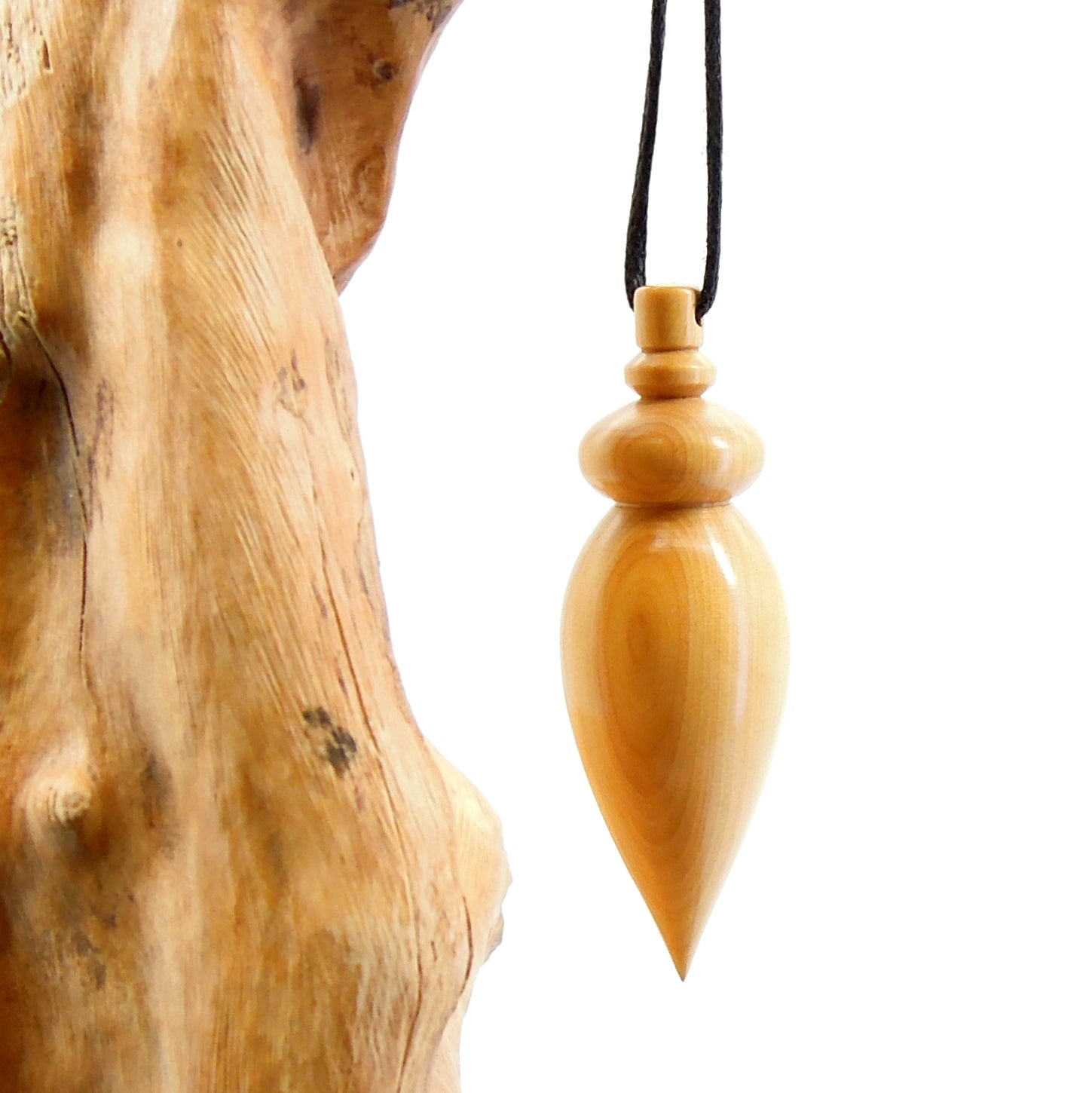 Pendule artisanal de radiesthésie en buis avec oeilleton.