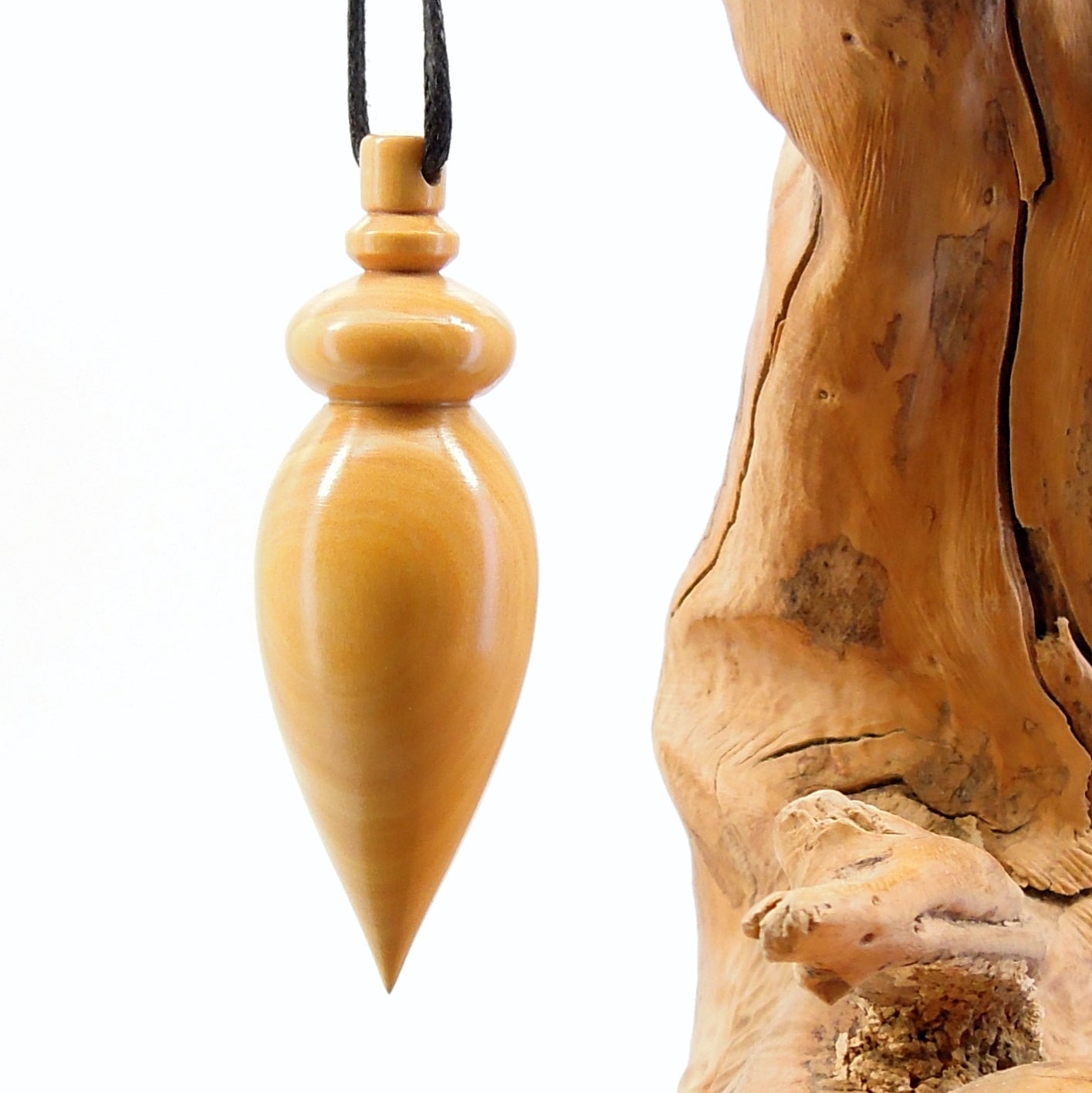 Pendule artisanal de radiesthésie en buis avec oeilleton.