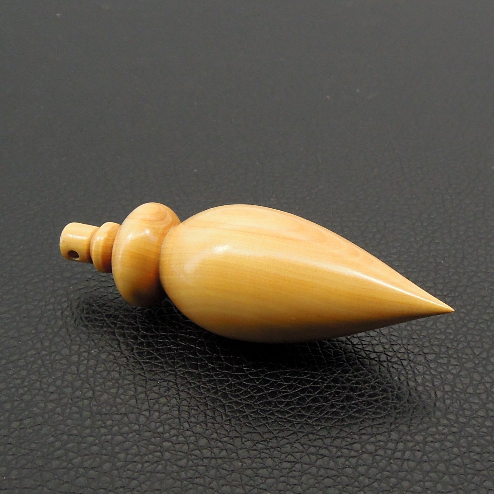 Pendule artisanal de radiesthésie en buis avec oeilleton.